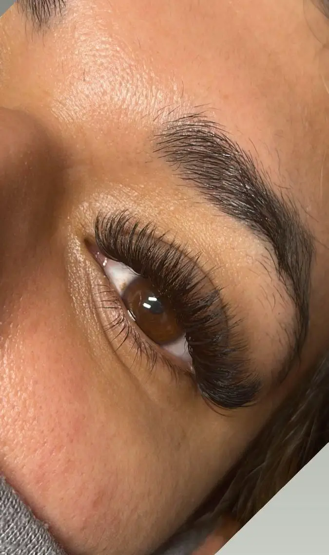 نمونه کار کاشت مژه والیوم روسی پرپشت و بلند به همراه لیفت و مرتبسازی ابروها برای افزایش جذابیت و زیبایی چشمها