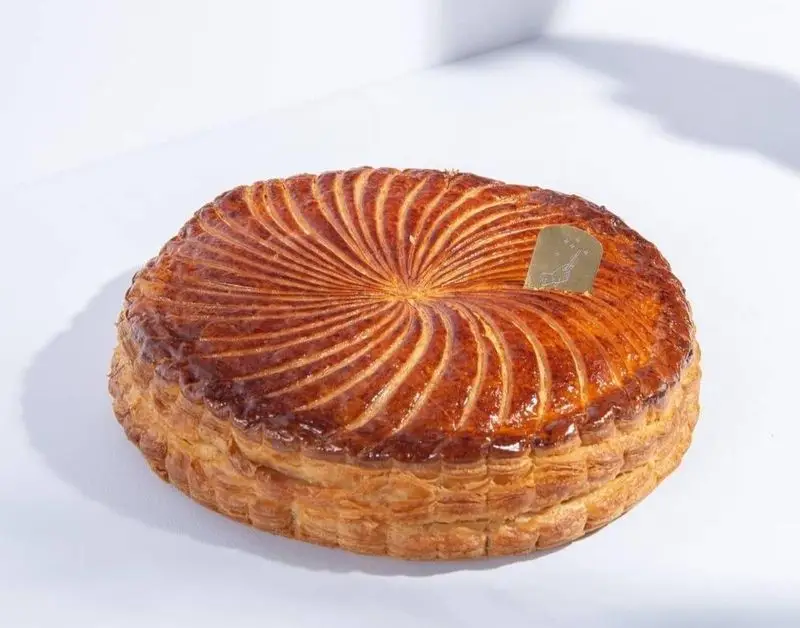 گلت رواز (کیک پادشاه) فرانسوی اصیل کافه شیرینی فم شیک، با رویه طلایی پخته و مغز بادام. شیرینی پاف پاستری لایه ای، مناسب جشن ها.