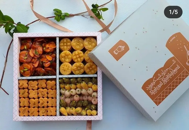 جعبه لوکس شیرینی سنتی ایرانی و محلی از کافه شیرینی فم‌ شیک، مناسب سوغات، هدایا و پذیرایی در عید نوروز و مهمانی‌ها.