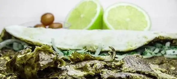 سفره‌ای رنگارنگ از رستوران آناتولی: خوراک اصیل و رول تازه پر شده با پیاز و سبزیجات، همراه با لیموترش تازه برای طعمی بی‌نظیر.