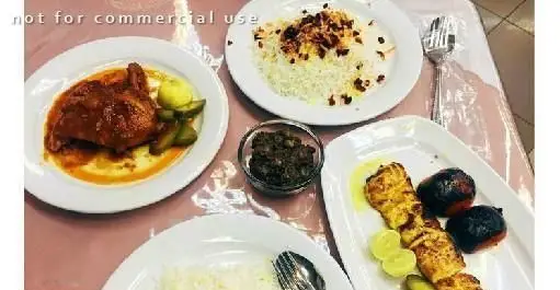 چیدمانی جذاب از غذاهای لذیذ ایرانی رستوران حاج محسن شامل جوجه کباب، زرشک پلو با مرغ، خورش و برنج زعفرانی با مخلفات.