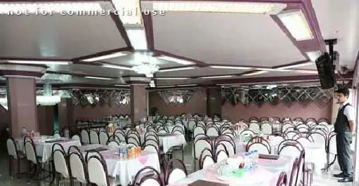 سالن پذیرایی شیک و آماده رستوران ایرانی حاج محسن با چیدمان زیبای میز و صندلی‌ها برای تجربه غذایی دلپذیر.