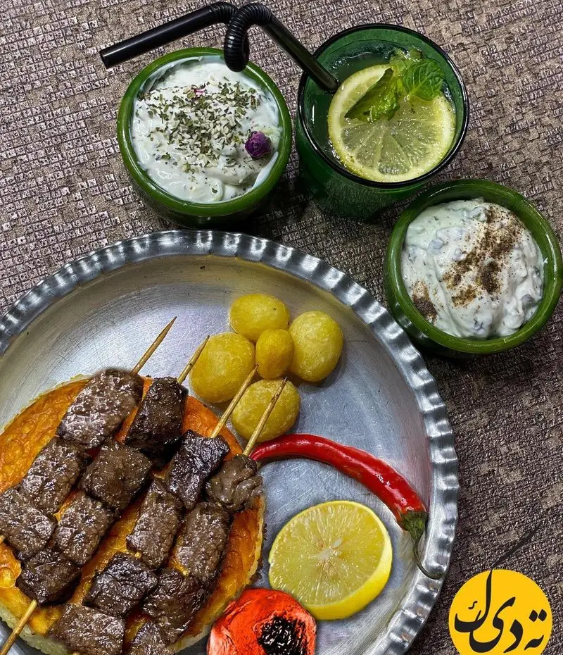 غذای رستوران ته دیگ باملند: کباب‌های لذیذ روی ته دیگ برشته، با سیب‌زمینی، ماست‌های متنوع و نوشیدنی خنک. تجربه‌ای دلپذیر از غذای ایرانی.