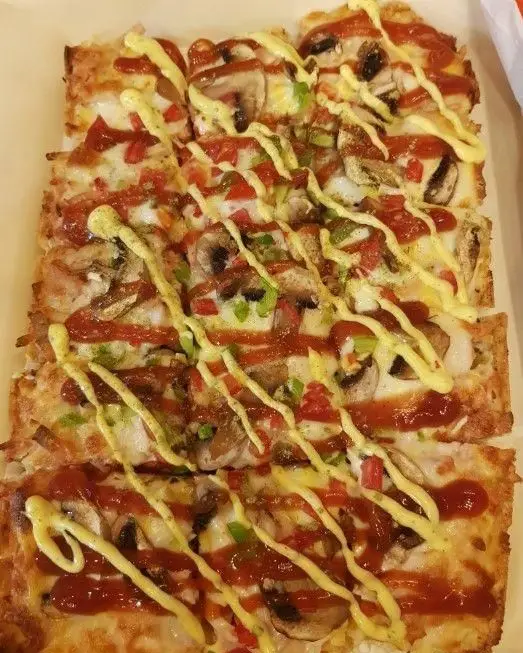 پیتزا مستطیلی پیتزا صدف با قارچ، فلفل دلمه ای، پنیر فراوان و سس کچاپ و مایونز روی آن. یک انتخاب عالی برای تجربه طعمی لذیذ.