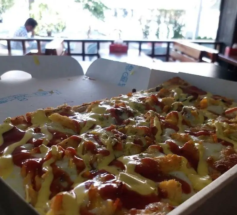 پیتزا سوخاری عالی و خوش طعم پیتزا صدف با سس‌های رنگارنگ و پنیر فراوان در رستوران. بهترین انتخاب برای یک وعده فست فود دلنشین و با کیفیت.