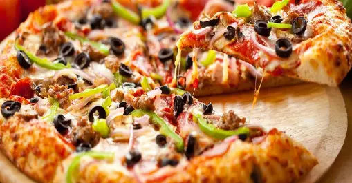 پیتزا مخلوط ویژه پیتزا صدف، داغ و خوشمزه با پنیر طلایی و کشسان، زیتون، فلفل دلمه سبز، پیاز و گوشت، روی تخته چوبی برای تجربه یک طعم بی‌نظیر.