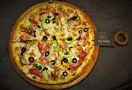 پیتزا خوشمزه و پرملات باغ رستوران کیافود در کافه کیا، با زیتون، فلفل و تکه‌های ژامبون، ایده‌آل برای یک وعده غذایی کامل.