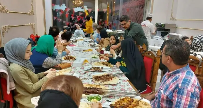 تصویر دورهمی گرم خانوادگی در رستوران جگرکی چاشنی شعبه تهرانپارس. سرو کباب جگر، جوجه و کوبیده برای مشتریان.