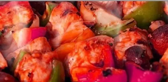 کباب‌های داغ و لذیذ جوجه کباب و سبزیجات (فلفل دلمه‌ای سبز، قرمز و نارنجی) گریل شده کبابی پارس مغان، با طعم اصیل ایرانی آماده سرو.