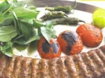 کباب کوبیده لذیذ کبابی پارس مغان با گوجه، فلفل کبابی، سبزی تازه و لیموترش؛ بهترین کبابی اردبیل و مغان.