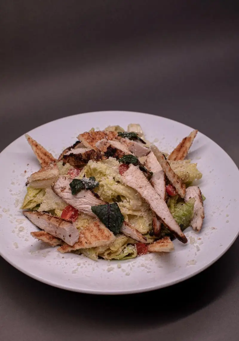 سالاد سزار ویژه کافه الوا با مرغ گریل، کاهو، کروتون و پنیر پارمزان، انتخابی سالم و خوشمزه برای ناهار و شام.