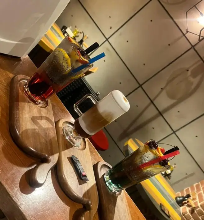 نوشیدنی‌های خاص و رنگارنگ کافه تز: کوکتل‌های میوه‌ای تازه با دانه‌های چیا و لاته دلپذیر در فضایی مدرن و آرامش‌بخش.