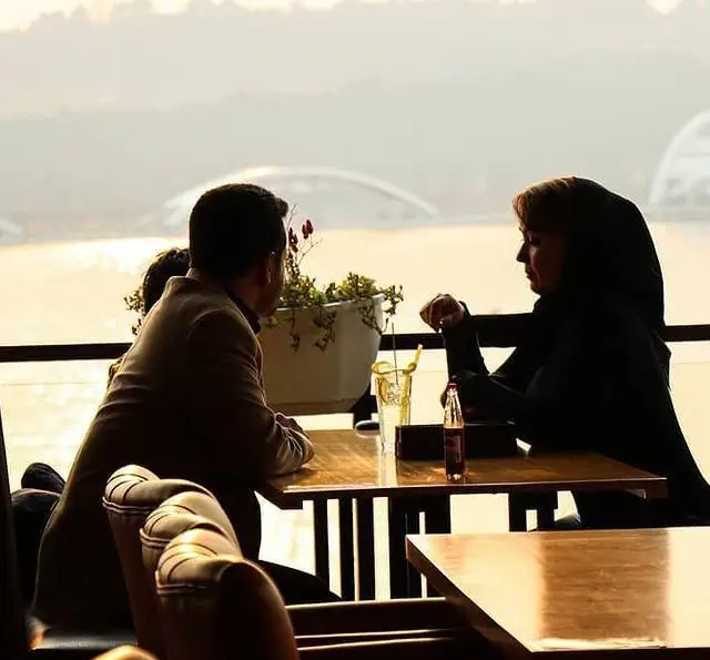 زوجی در کافه رستوران رولینجا با منظره‌ای زیبا در حال گفتگو هستند. فضای دلنشین و دنج برای قرارهای خاص و نوشیدنی‌های متنوع.