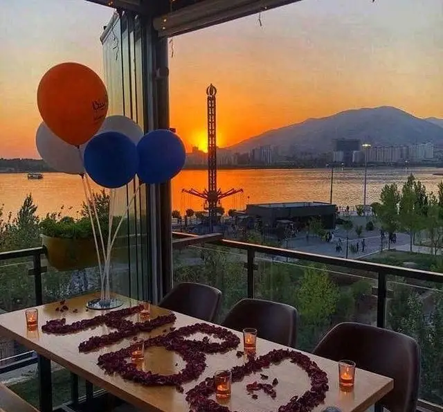 کافه رستوران رولینجا: لذت شام در فضای باز با منظره خیره کننده غروب دریاچه، کوهستان و شهر. میزآرایی رمانتیک برای مناسبت‌های خاص.