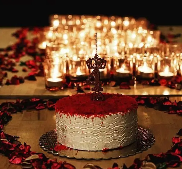 کیک تولد ردولوت با شمع شماره 4 و شمع آرایی رمانتیک، جشن تولد خاص در کافه رستوران رولینجا با محیطی دلنشین.