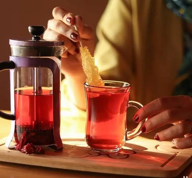 لذت نوشیدن چای ترش گرم کافه رستوران رولینجا با نبات. دمنوشی آرامش‌بخش در فضایی دلنشین برای تجربه‌ای خاص و به یادماندنی در کنار دوستان.