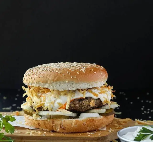 برگر مخصوص کافه رستوران رولینجا با نان کنجدی، سس ویژه، پتی گوشت تازه، خیارشور و پیاز ترد. یک ساندویچ خوشمزه و با کیفیت از منوی رولینجا.