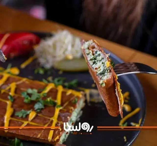 کافه رستوران رولینجا: وافل یا پنکیک شور با فیلینگ اسفناج، پنیر و تخم مرغ، سس خردل و دورچین تازه. تجربه برانچ لذیذ.