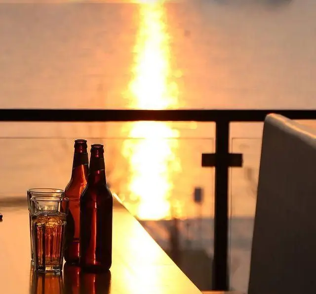 کافه رستوران رولینجا: تماشای غروب دل‌انگیز آفتاب بر آب، همراه با نوشیدنی‌های دلچسب و تجربه‌ای آرامش‌بخش کنار منظره‌ای رویایی.