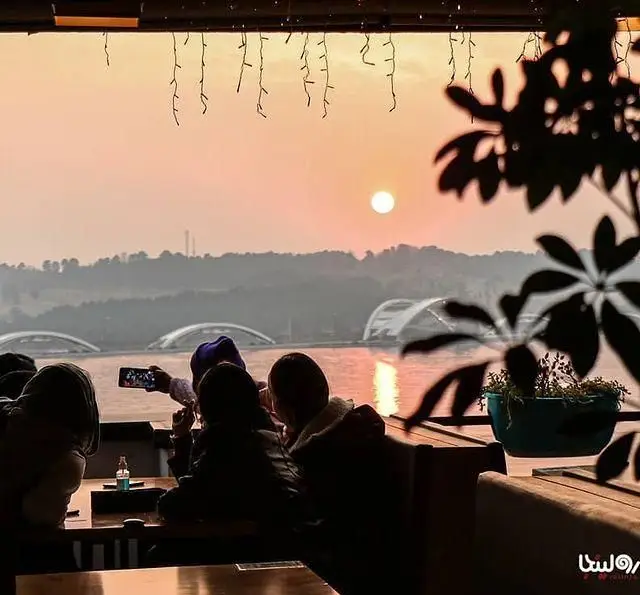 منظره بی‌نظیر غروب آفتاب و رودخانه در کافه رستوران رولینجا. مشتریان در فضایی دنج و دلنشین، لحظات فراموش‌نشدنی را سپری می‌کنند.