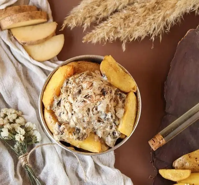 وج سیب‌زمینی داغ و ترد با سس قارچ و خامه مخصوص رولینجا، انتخابی لذیذ از منوی کافه رستوران رولینجا برای تجربه طعمی به‌یادماندنی.