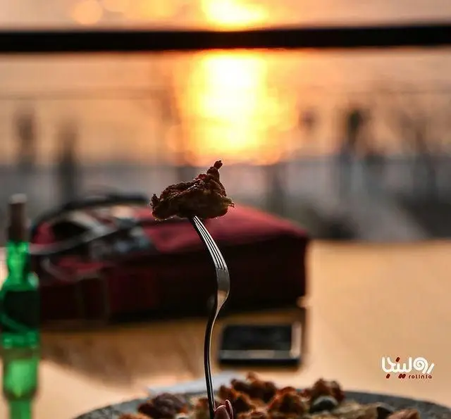 تجربه غذای خوشمزه کافه رستوران رولینجا با منظره دلنشین غروب آفتاب کنار دریا، لحظاتی آرام و لذت‌بخش در رولینجا.