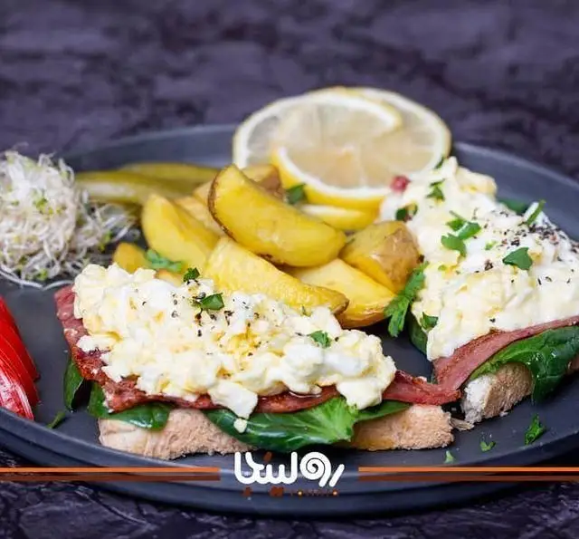 صبحانه دلچسب کافه رستوران رولینجا: نان تست با تخم مرغ همزده، گوشت، سبزیجات تازه، سیب زمینی تنوری و جوانه.