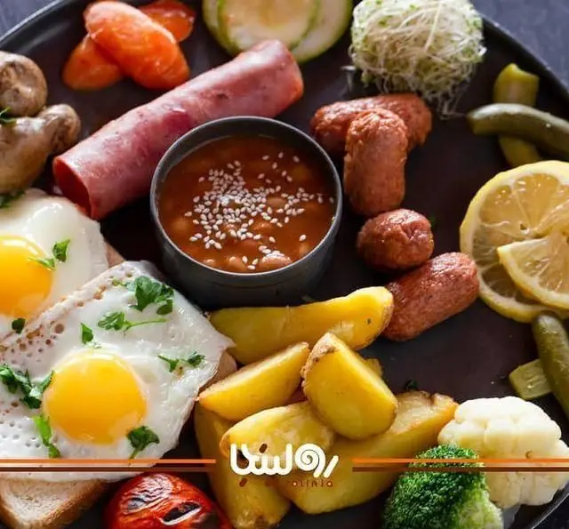 صبحانه کامل و خوشمزه کافه رستوران رولینجا شامل تخم مرغ، سوسیس، لوبیا، سیب زمینی، قارچ و سبزیجات تازه. بهترین گزینه برای شروع روز در رولینجا.