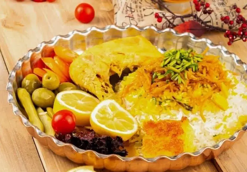 چلو مرغ زعفرانی غذای انصار با ته دیگ برشته، خلال پسته و هویج، زیتون و لیمو؛ بهترین غذای سنتی ایرانی برای مهمانی