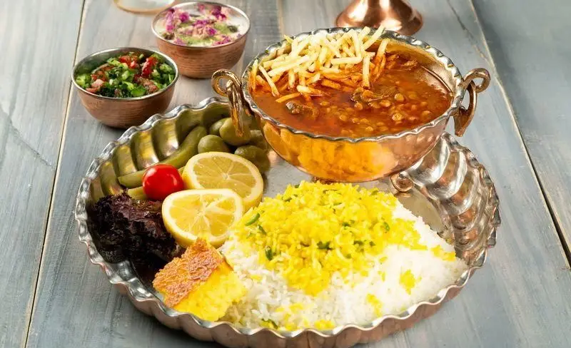 غذای خوشمزه ایرانی از غذای انصار: خورشت قیمه با سیب زمینی سرخ شده، پلو زعفرانی، ته دیگ، سالاد شیرازی، ماست و خیار و ترشی.