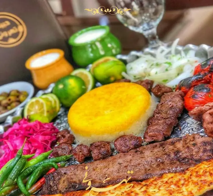 چلوکباب‌های لذیذ و متنوع رستوران حبیب تهرونی با طعم اصیل ایرانی، همراه با ته دیگ و مخلفات تازه برای ناهار یا شام. تجربه‌ی بی‌نظیر از غذای سنتی.