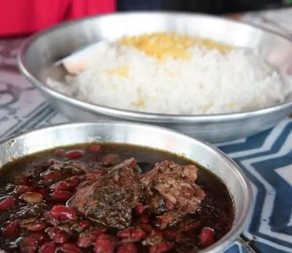 غذای اصیل ایرانی: خورشت قورمه سبزی و چلو زعفرانی، تجربه‌ای لذیذ از منوی ویژه رستوران ایرانی دروازه طهرون.