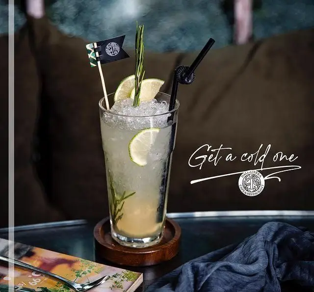 نوشیدنی خنک لیمو و رزماری در رستوران دالاترا، ایده‌آل برای روزهای گرم. محیط دلنشین کافه دالاترا برای پذیرایی.