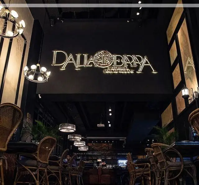 دکوراسیون داخلی شیک و مدرن رستوران و کافه دالاترا، با نورپردازی جذاب، صندلی‌های حصیری و فضایی گرم و دعوت‌کننده برای لحظات به‌یادماندنی مشتریان.