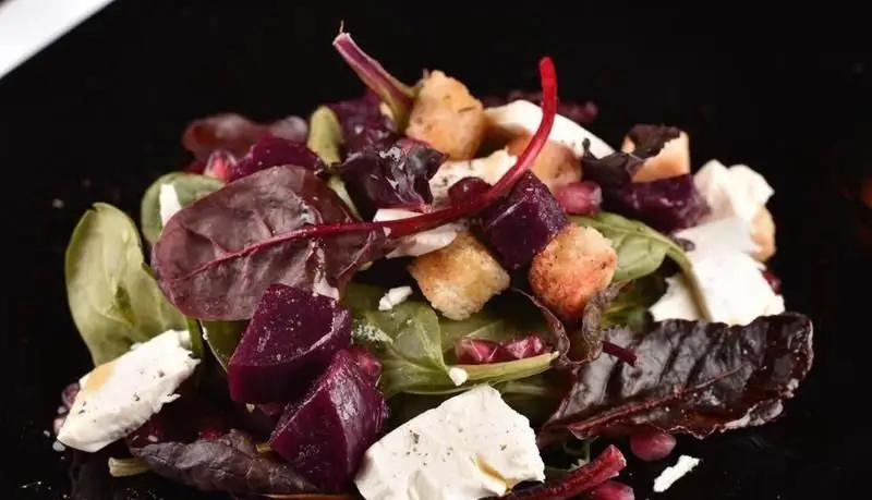 سالاد رژیمی و خوش‌رنگ با چغندر، پنیر فتا، سبزیجات تازه، کروتون و دانه انار؛ گزینه‌ای سالم در پیتزایی استریت آرت.