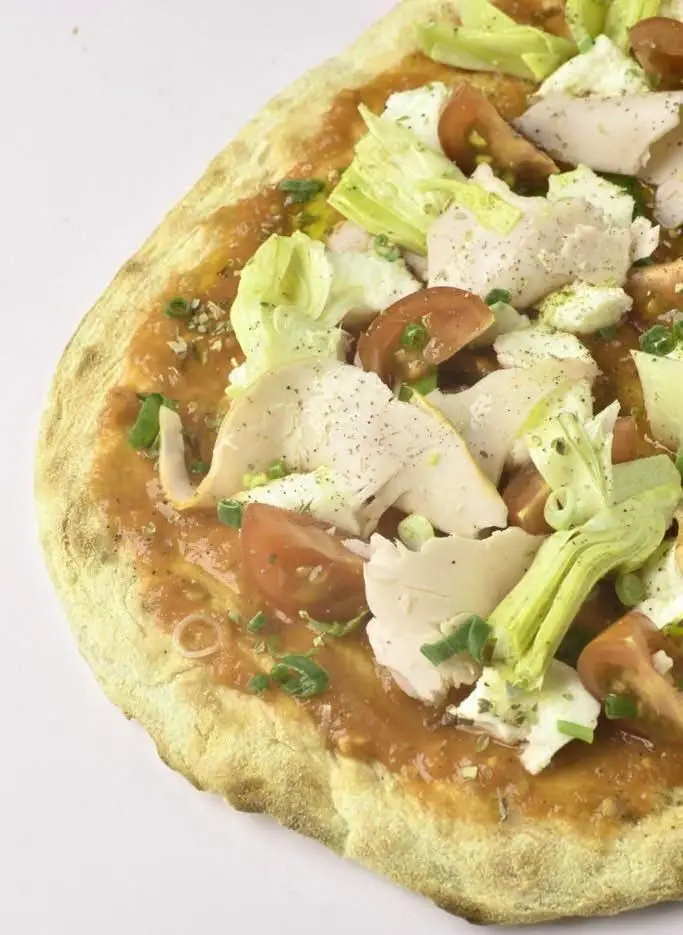 پیتزا مرغ با سس مخصوص، کاهو و گوجه تازه از پیتزایی استریت آرت. یک غذای سالم و خوشمزه با کیفیت بالا.