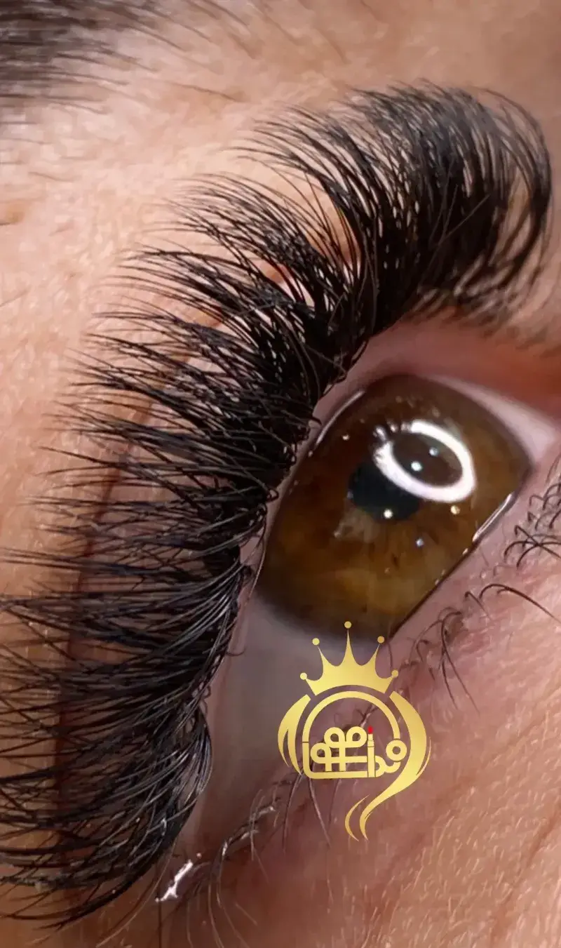 کاشت و اکستنشن مژه والیوم ضخیم و پرپشت مشکی برای چشم قهوه‌ای در سالن زیبایی و آرایشگاه زنانه ندا موسوی با افکت جذاب