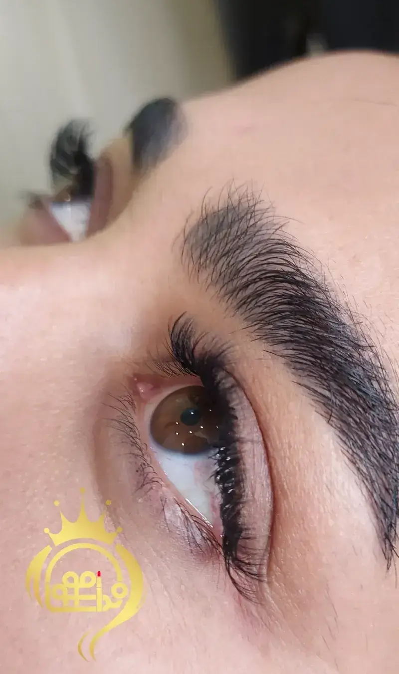 نمای نزدیک از چشم قهوه‌ای روشن با اکستنشن مژه و ابروی لیفت شده مرتب در آرایشگاه زنانه ندا موسوی جهت نمونه کار خدمات زیبایی