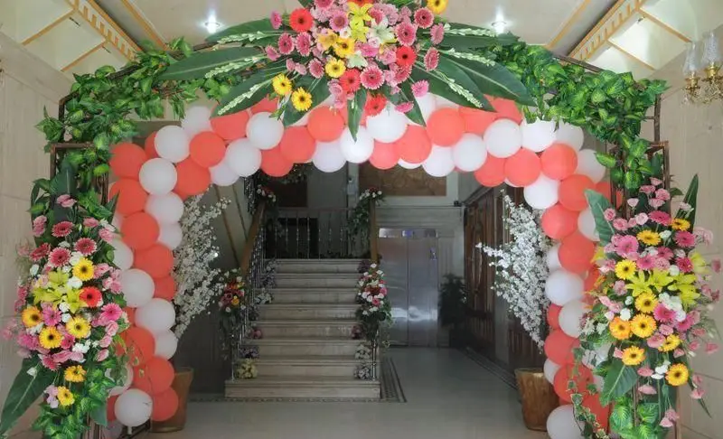 دکوراسیون مجلل و چشمگیر ورودی تالار قصر گوهر، شامل گل‌آرایی زیبا و بادکنک‌آرایی شیک برای مراسم و جشن‌های عروسی و نامزدی.