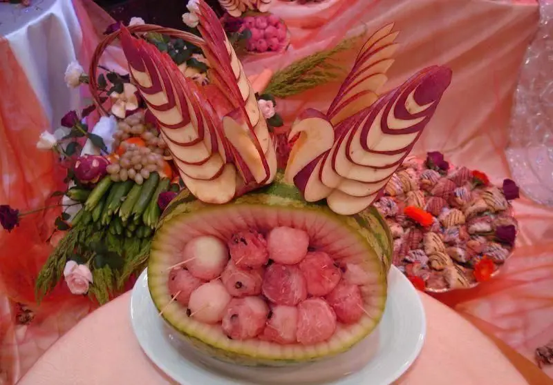 میوه آرایی و سفره آرایی زیبا در تالار قصر گوهر؛ هندوانه حکاکی شده و دسرهای متنوع برای مراسم و پذیرایی عروسی.