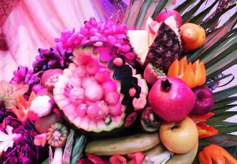 میوه آرایی لوکس و متنوع در تالار قصر گوهر، شامل هندوانه حکاکی شده، انگور، آناناس و انار برای پذیرایی مراسم و جشن‌ها.