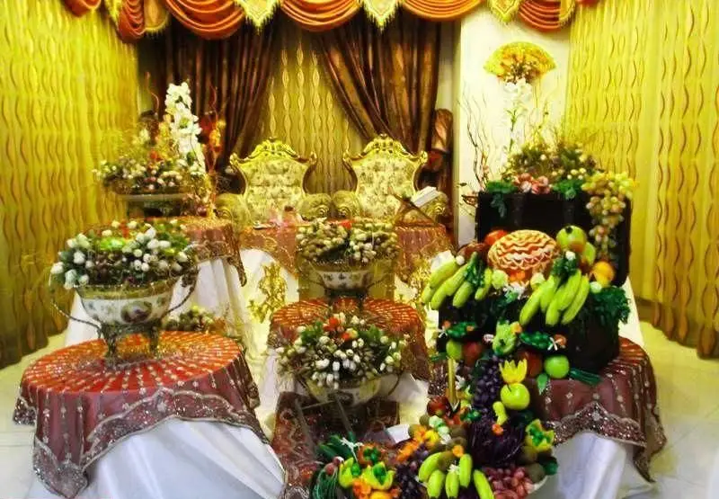 دکوراسیون مجلل و زیبای سفره عقد در تالار قصر گوهر، شامل گل آرایی، میوه آرایی و چیدمان لوکس برای مراسم عروسی خاص و به یادماندنی.