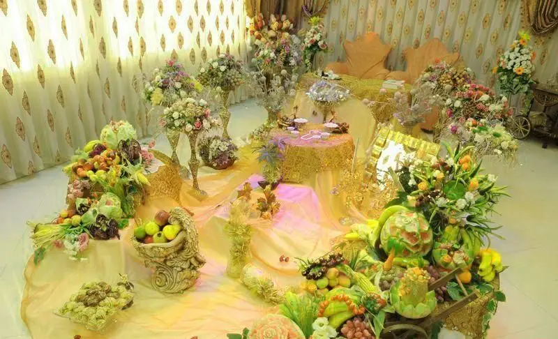 تصویری از سفره عقد مجلل و دکوراسیون باشکوه در تالار پذیرایی قصر گوهر با گل آرایی و میوه آرایی هنرمندانه برای مراسم عروسی و نامزدی رویایی.