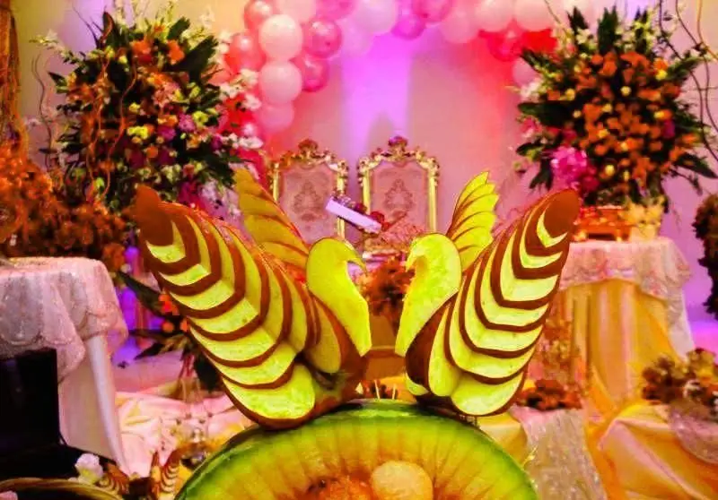 نمایی از دکوراسیون مجلل و چشم نواز تالار قصر گوهر، مناسب برگزاری مراسم عروسی و جشن‌ها با گل آرایی، بادکنک آرایی و میوه آرایی هنرمندانه