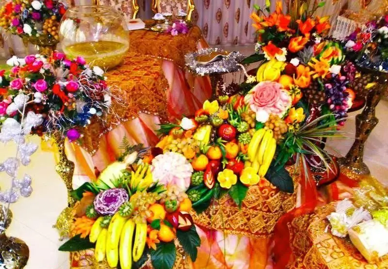 تزیینات باشکوه و چشم نواز سفره عقد در تالار قصر گوهر، شامل گل آرایی و میوه آرایی نفیس برای مراسم عروسی و نامزدی.