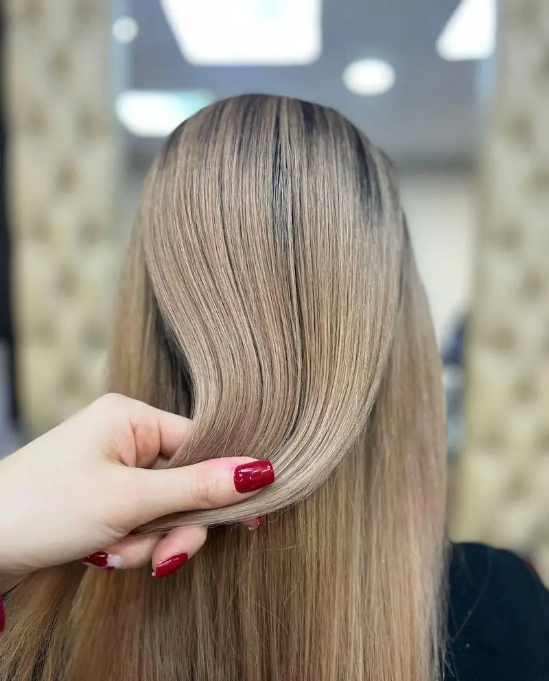 نمونه کار رنگ و لایت موی بلوند دودی زیتونی با شاین عالی و کراتینه موی صاف و ابریشمی در بهترین سالن زیبایی تهران