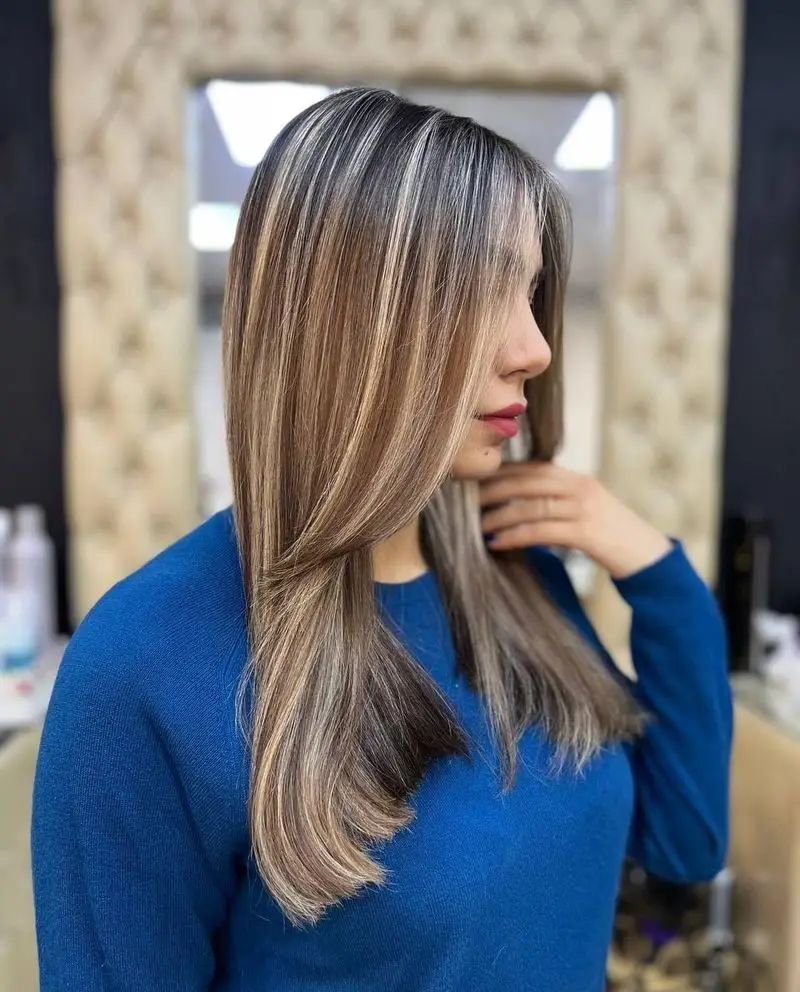 نمونه رنگ و لایت موی دخترانه با هایلایتهای نسکافهای و کرم روی پایه تیره در سالن زیبایی آرلا با لباس آبی