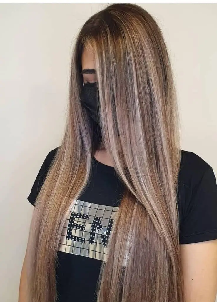 مدل رنگ و لایت موی بلند دخترانه با تکنیک بالیاژ و هایلایتهای نسکافهای شیک روی موهای صاف و ابریشمی در سالن زیبایی