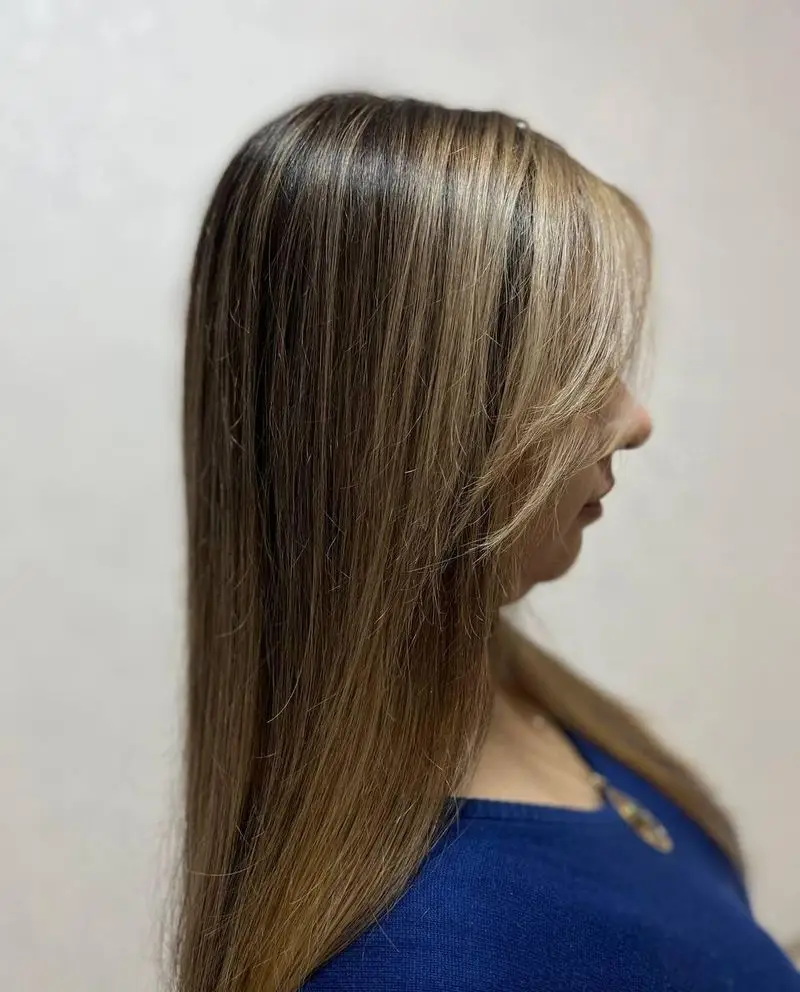 مدل رنگ و لایت موی بلند و صاف زنانه با هایلایتهای عسلی و قهوهای شیک و جدید مناسب برای ایده رنگ مو در سالن زیبایی