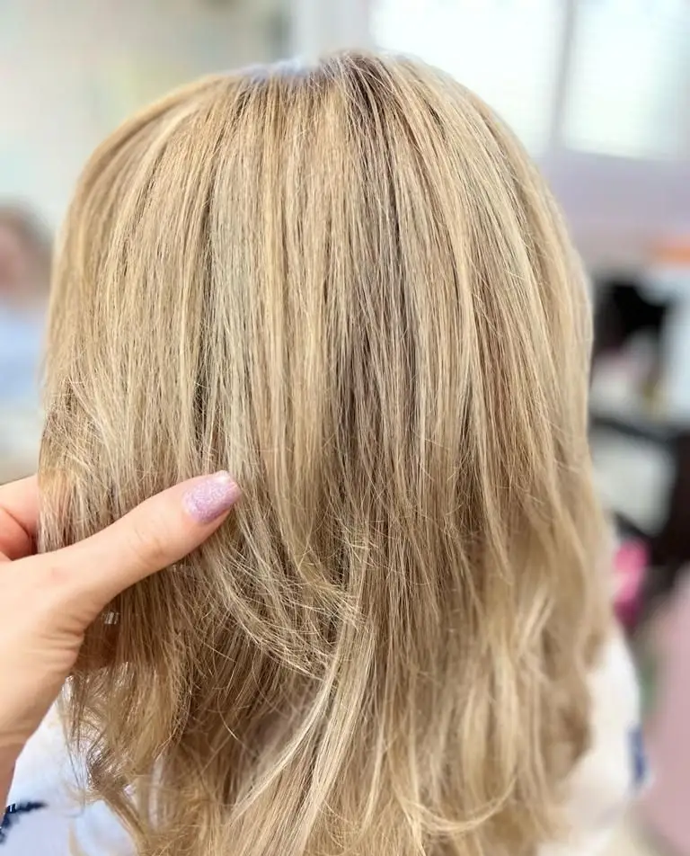 رنگ و لایت موی بلوند روشن و درخشان با لمس دست آرایشگر دارای لاک صورتی اکلیلی، خدمات تخصصی رنگ مو در سالن زیبایی آرلا